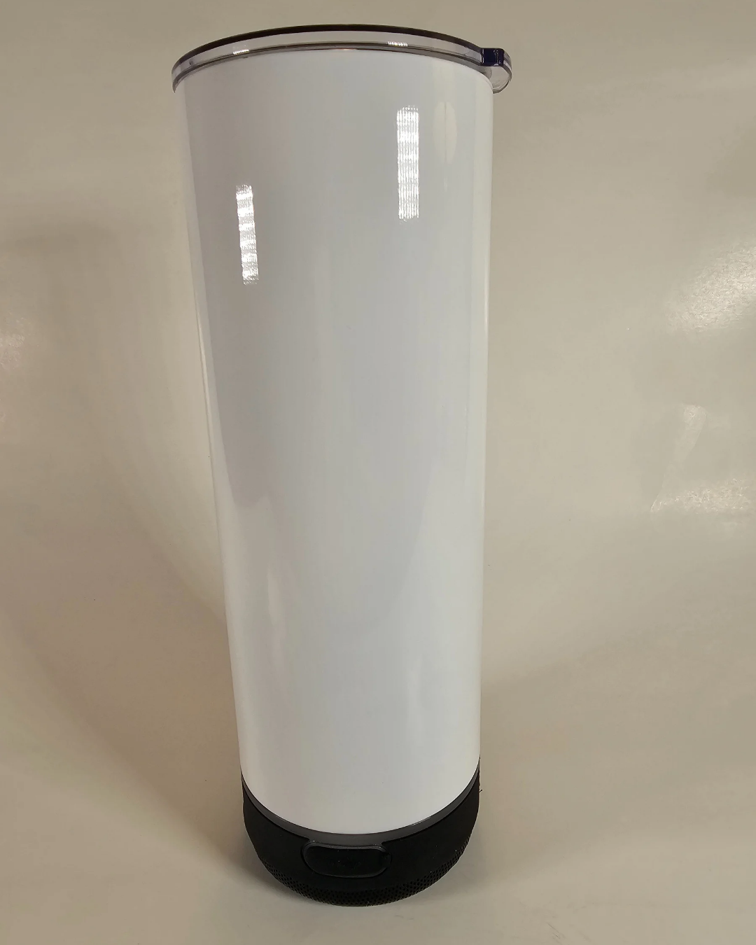 image show the tumbler with the black speak attached